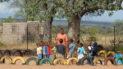 Afrique du Sud. L’école traditionnelle se distingue principalement de l’école moderne par le fait qu’elle n’est pas marquée d’une fin brute