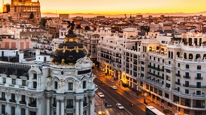 Vista aérea de la Gran Vía al atardecer