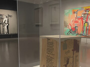 Sala principal de la exhibición "Basquiat x Banksy" en el Museo Hirshhorn, Washington DC, Estados Unidos