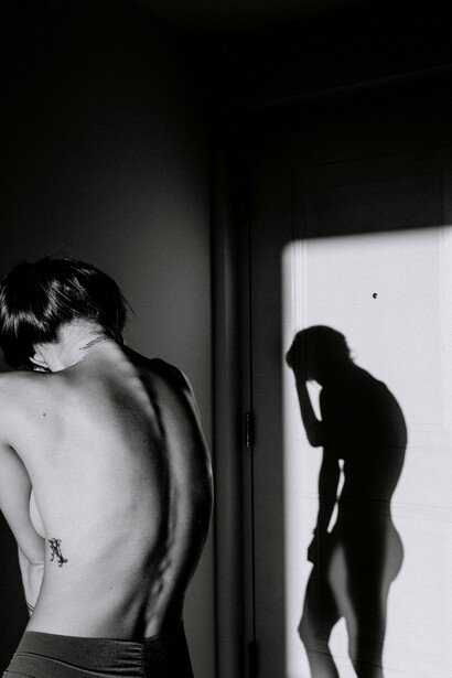 Sombra de una mujer dolida