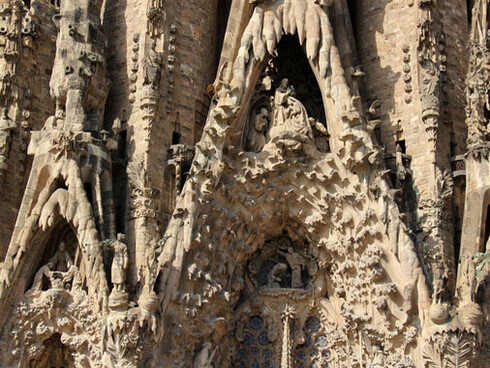 Detalle del Pórtico de la Caridad.

La primera piedra se colocó el 19 de marzo de 1882 (día de san José), con la presencia del obispo de Barcelona. Entre la numerosa concurrencia estaba Gaudí, ya que había trabajado como ayudante de Villar