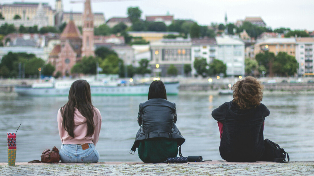 Un viaje familiar por Europa da lugar a una reflexión íntima sobre la convivencia, el silencio y los vínculos que sobreviven entre diferencias, recuerdos y afectos compartidos