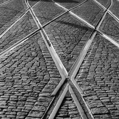 La complessità del campo largo, nel quale forze politiche diverse cercano un accordo senza aver ancora risolto le divergenze su economia, politica estera e ruolo dello Stato