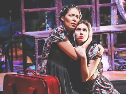 Marilyn Viloria y Anakarina Fajardo en la obra 'Los 7 pecados capitales' en el teatro de la Asociación Cultural Humboldt en Caracas, Venezuela (Foto: Jacobo Méndez)