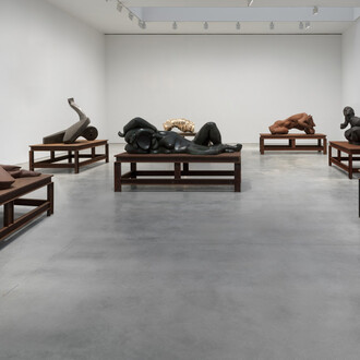 Thomas Schütte, Major sculptures, exhibition view. Courtesy of Gagosian