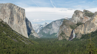 Parque Nacional Yosemite (Valle del Rio Merced). Izq: El Capitán; Centro-derecha: Half Dome;  Derecha: Cascada Velo de la Novia y arriba de la cascada las Rocas de la Catedral