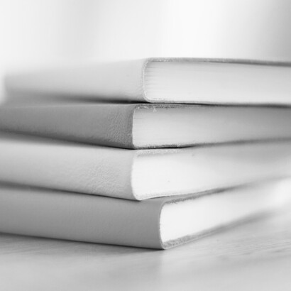 Una pequeña pila de libros sobre una mesa