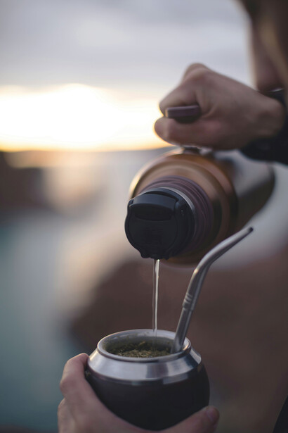 En la vasta geografía argentina, la infusión de yerba mate funciona como un puente cultural que borra distancias entre la ciudad, el campo y las montañas