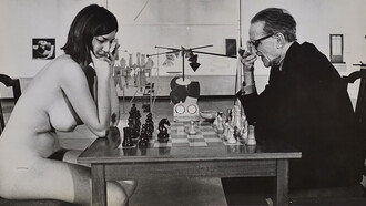 Photographie de Marcel Duchamp et Eve Babitz posant pour le photographe Julian Wasser pendant la rétrospective Duchamp au Pasadena Museum of Art, 1963