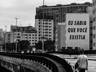 Na história, a arte foi o espelho mais fiel da alma do povo, tornando-se um instrumento de sobrevivência simbólica. Durante a colonização, mostrou-se resistência; no período moderno, manifestou-se; e hoje é a janela para uma avalanche informacional que molda nossos hábitos. Esse caminho revela não apenas estilos, mas também camadas de significado que se acumulam sobre o tecido social brasileiro