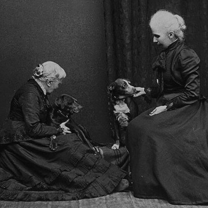 Elizabeth Blackwell y su hija adoptiva, Kitty Blackwell, Posan para una fotografía con dos perros 