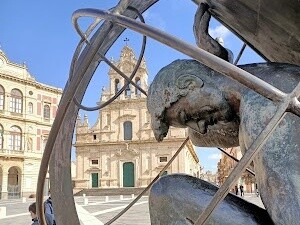 Meridiana di Grammichele, Sicilia, Italia. "La meridiana di Sisifo, a Grammichele segna mezzogiorno"