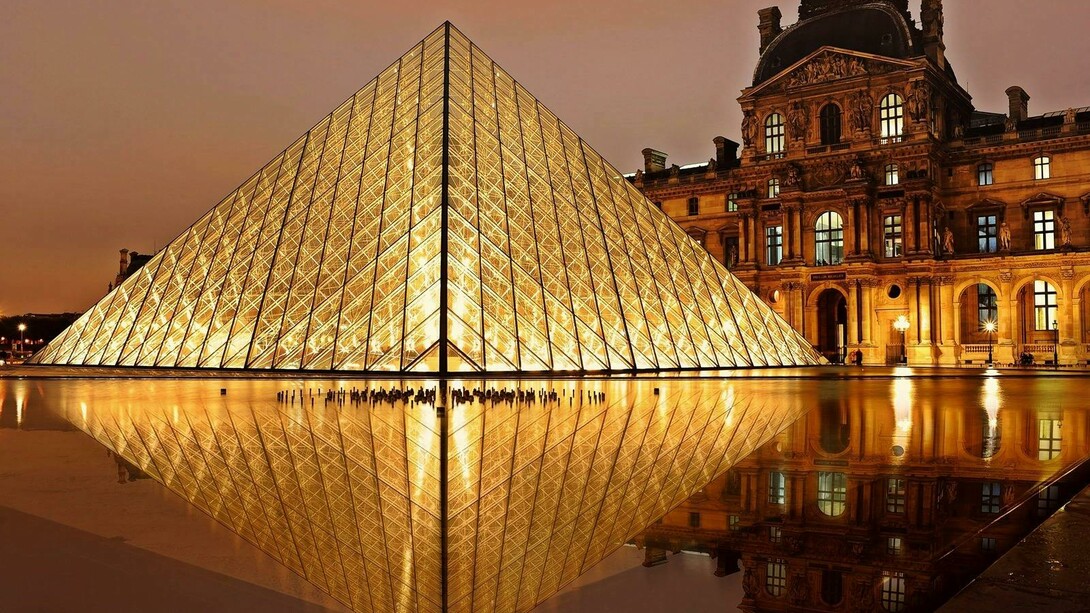 Museu do Louvre em Paris, França. Jardim de Luxemburgo, arquitetura dos vitrais de Notre-Dame, a arte do Louvre, a Mona Lisa, o vinho, o queijo, o baguete e o macaron, Paris é linda em cada detalhe; viver neste lugar é sentir a emoção de estar dentro de um filme, vivendo algo especial, mágico. Prédios com janelas enormes, sacadas de ferro e telhados cinzentos, um clássico; uma cidade bonita de se viver. Ver as janelas parisienses e varandas delicadas, com pequenos vasos de flores, completam uma cena que parece carregar séculos e história em cada detalhe, uma beleza que não é apenas visual, mas também emocional