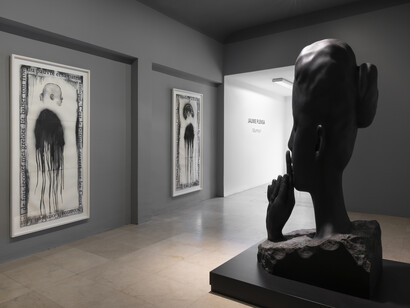Jaume Plensa, Murmuri, vista de exhibición. Cortesía de Galería Senda