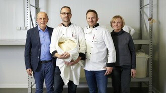 La famiglia Filippi al completo. La pasticceria Filippi nasce nel 1972, quando i coniugi Maria e Giuliano, che si impegnano nella produzione dei primi dolci da forno a lievitazione naturale avendo cura di selezionare bene gli ingredienti