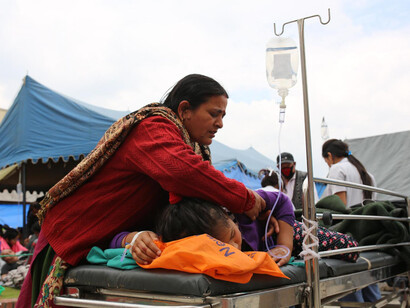 Los voluntarios atienden a los heridos en el terremto de Nepal