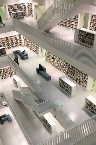 Le temps suspendu : des lecteurs enchaînés à leurs pages, au cœur du labyrinthe des connaissances