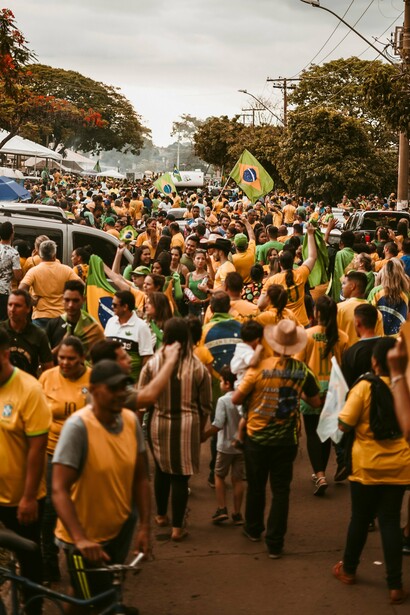 Uma grande concentração de pessoas com bandeiras brasileiras ocupa a rua durante uma manifestação. A adesão coletiva, por si só, não transforma uma ideia em verdade: é preciso preservar a capacidade de pensar criticamente, inclusive quando as opiniões do grupo parecem indiscutíveis