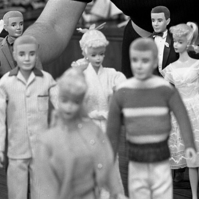Ruth Handler, executiva da empresa Mattel Toy, posando com coleção de bonecas Barbie, 1961. Saiba como o movimento #metoo impactou a representação das mulheres na mídia, questionando estereótipos e promovendo mudanças
