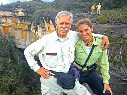Karen y Charles justo encima de la entrada a la cueva