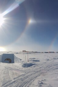 Visione panoramica della stazione Concordia sul plateau antartico durante il fenomeno del sun dog, un particolare alone solare che si verifica nelle zone polari