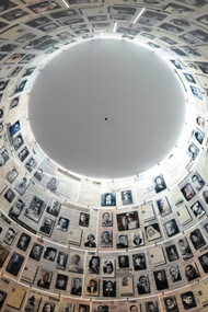 Yad Vashem, il cono di fotografie delle vittime dell'Olocausto