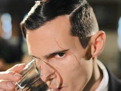 Homem ameaçador bebe whisky