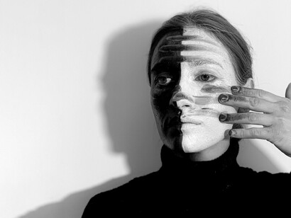 Viso triste di donna in bianco e nero. La bellezza dei dettagli: osservazioni di una mente sensibile