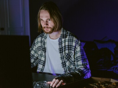 Millenial using the computer