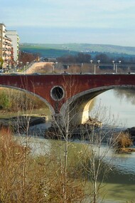 Il Ponte Vanvitelli, che attraversa il fiume Calore, è un'opera storica che collega il centro antico di Benevento al rione Ferrovia. Benevento, Italia