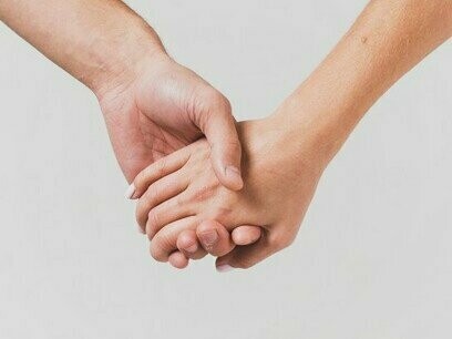 Não é preciso andar por estradas que que desalinham connosco, ninguém é obrigado a dançar a dança do momento. De fato a desonestidade realmente tem se tornado normal, mas, será que precisamos aceitar e espalhar a mesma energia?