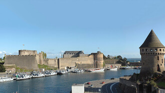 Château de Brest. Édifié sur un promontoire dès le IIIème siècle, le château de Brest domine l’arsenal militaire © By I, S. Déniel, CC BY-SA 2.5