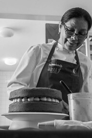 Leonor Zambrano transforma la memoria, la tradición familiar y la imaginación en una pastelería donde cada postre es una forma de contar historias