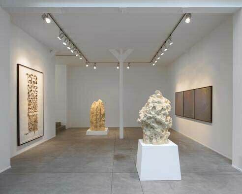 Jitish Kallat, Exhibition view. Courtesy of Galerie Daniel Templon