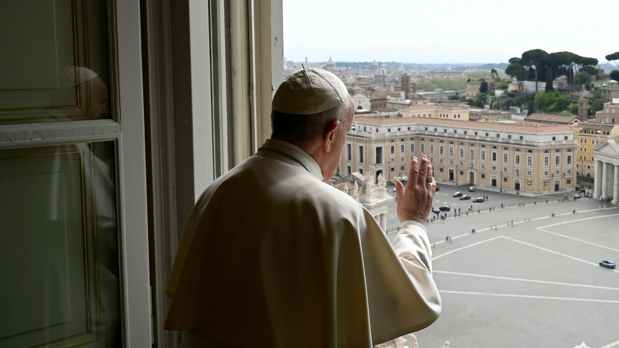 Il messaggio del Papa del lunedì dell'Angelo dalla finestra del suo studio e davanti a una piazza San Pietro totalmente vuota