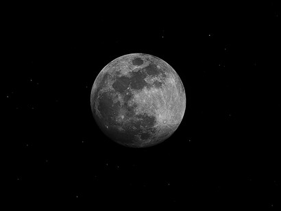 «Luna! Alocado corazón celeste 
¿por qué bogas así, dentro la copa 
llena de vino azul, hacia el oeste, 
cual derrotada y dolorida popa?»