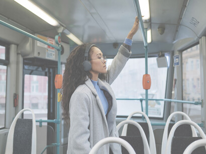 Donna sull'autobus. La transizione ecologica deve includere pienamente le donne e utilizzare il loro libero arbitrio, la leadership, le capacità imprenditoriali e la loro partecipazione per accelerare il raggiungimento di un’energia sostenibile universale e ridurre il divario di genere