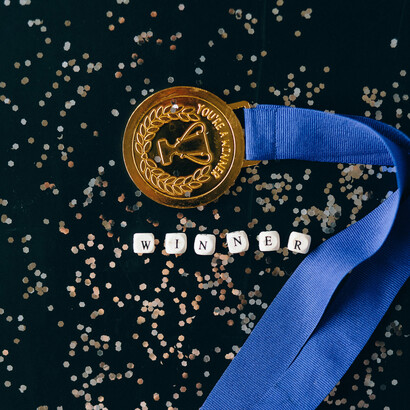 A imagem de uma medalha de escrito "vencedor" inspira a coragem de seguir adiante, enfrentar desafios e conquistar suas ambições sem hesitação
