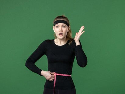 The image of a young female athlete practicing on a green background symbolizes the discipline required to manage time effectively between sports and education as a student-athlete
