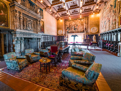 Salotto con opere d'arte e statue a Hearst Castle, California (USA)