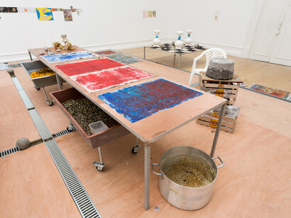 Vue de l’exposition / Exhibition view: Oscar Murillo, if I was to draw a line, this journey started approximately 400km north of the equator, 2013. Exposition à la South London Gallery. Photo: Mark Blower. Courtesy the artist and Marian Goodman Gallery, Paris