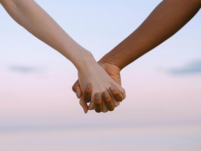 Integrare la cura della pelle con una consapevolezza e una gestione delle emozioni può contribuire a una guarigione più completa