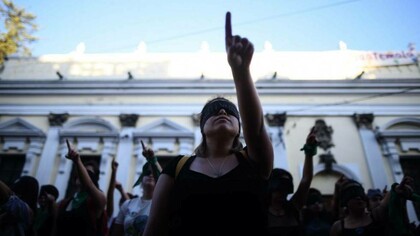 The collective Las Tesis interprets the performance "A Rapist in Your Path" together with hundreds of women