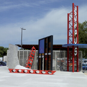 Karina Bisch, KIOSK, 2013, Commande publique de Grand Lyon Habitat avec l'aide de l'État (ministère de la Culture et de la Communication – Direction régionale des affaires culturelles de Rhône-Alpes), Béton, métal, bois, peinture, plaque émaillée, 1500 x 1000 x 800 cm, Courtesy de l’artiste © ADAGP, 2015