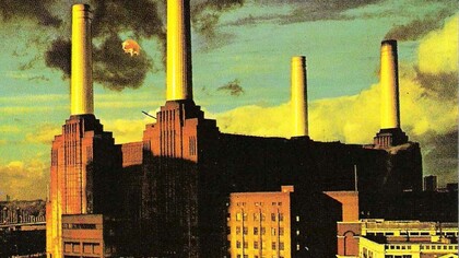 Chimeneas humeantes de la central térmica de Battersea, Londres, de la portada del álbum "Animals" de Pink Floyd