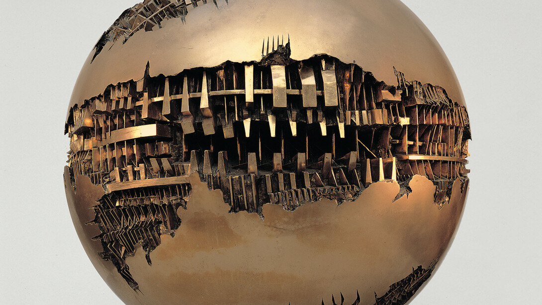Arnaldo Pomodoro, Sfera n. 1, 1963 bronzo, ø 120 cm (foto Aurelio Barbareschi). Courtesy of Palazzo Reale