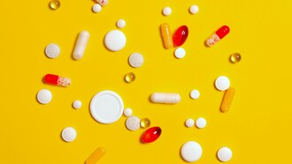 Medicamentos de vários tipos espalhados sobre superfície