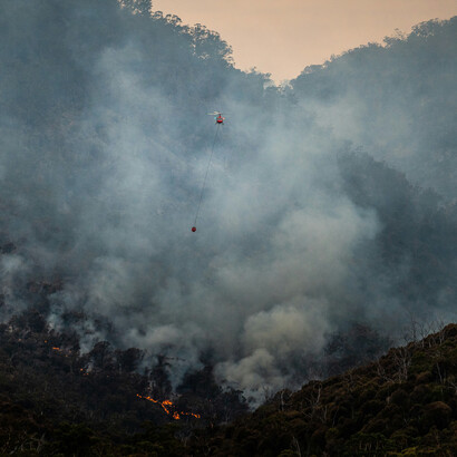 Helicóptero recorre un incendio. El FMI quiere mostrar preocupación por cuestiones climáticas, pero sus acuerdos con países deudores muestran otra cosa