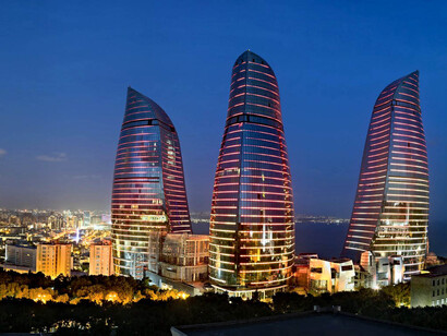 Una vista notturna di Baku
