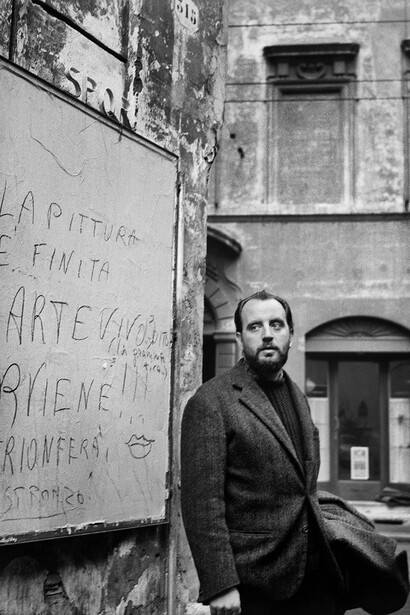 Claudio Abate, Alberto Greco durante un acto vivo-dito en Roma, 1962. Colección / Archivo Galería del Infinito © Archivio Claudio Abate. © Photo Claudio Abate. © Gentileza derechohabiente de Alberto Greco
